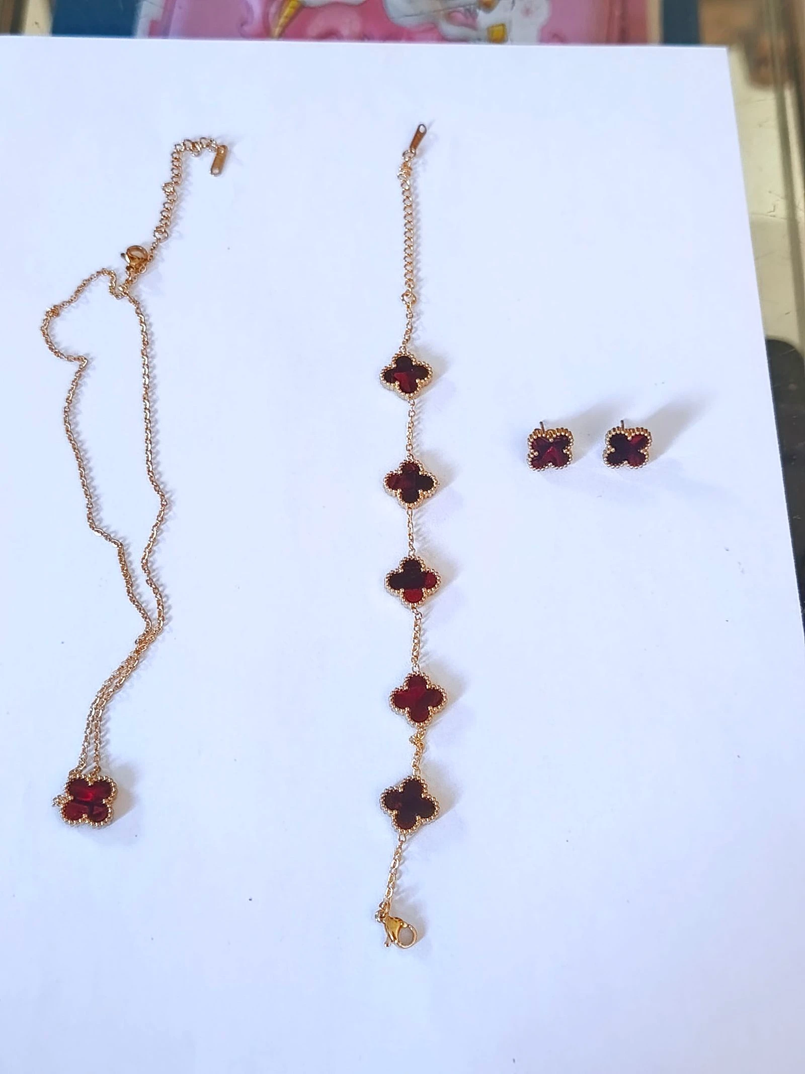 Conjunto de gargantilha, pulseira e brincos de trevo com corrente de aço dourada – photo 6